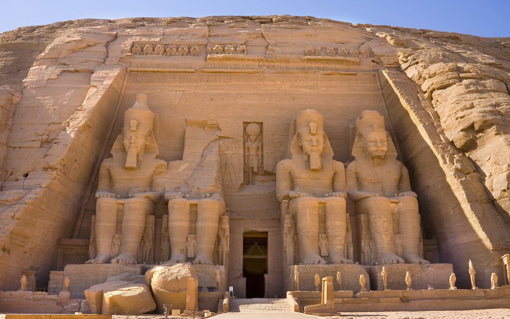 Giant sitting statues from Temple of Ramesses ii in Egypt